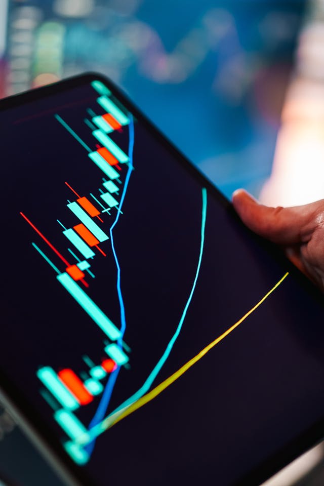Trader consultant un graphique boursier sur son smartphone